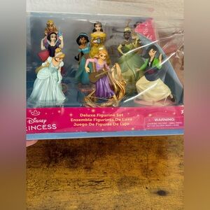 Disney Princess Deluxe 9 piece Set Figurine Slightly Damaged Box. Ee